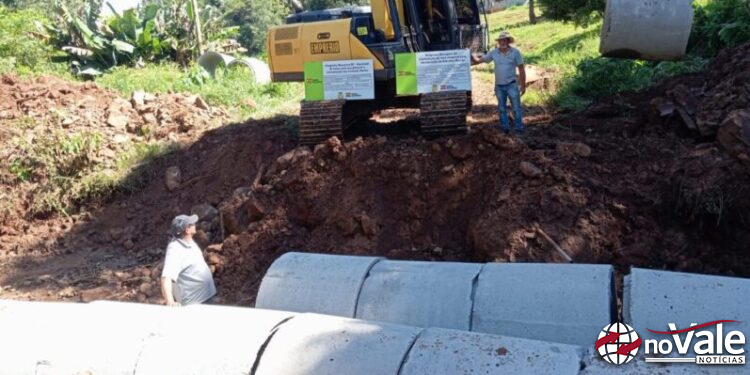 Iniciam obras de implantação de novas tubulações na estrada do Caçadorzinho interior de Ouro