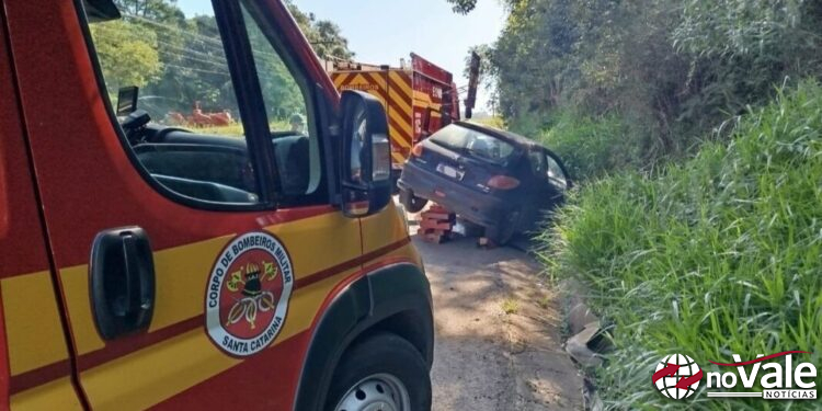 Motorista é retirado das ferragens após colidir veículo contra carreta