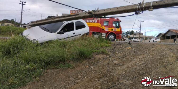 Colisão de veículo em poste causa danos consideráveis em Lebon Régis
