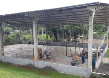 Escola no interior de Piratuba realiza reforma na quadra de esportes