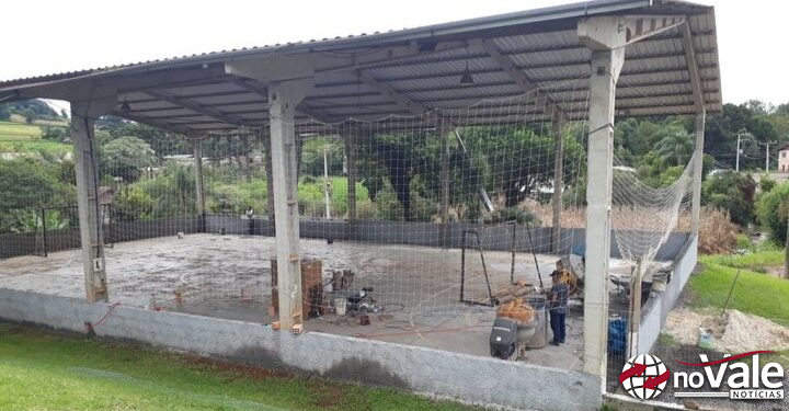 Escola no interior de Piratuba realiza reforma na quadra de esportes
