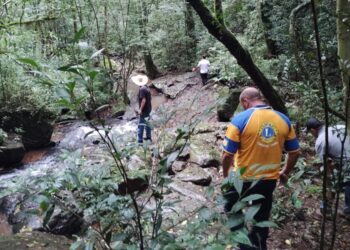 Riacho preservado na comunidade de Linha São Paulo chama a atenção de representantes da Secretaria de Agricultura e do Lions Clube