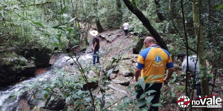 Riacho preservado na comunidade de Linha São Paulo chama a atenção de representantes da Secretaria de Agricultura e do Lions Clube