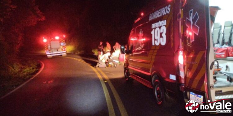 Capotamento de veículo deixa duas pessoas feridas na SC-464