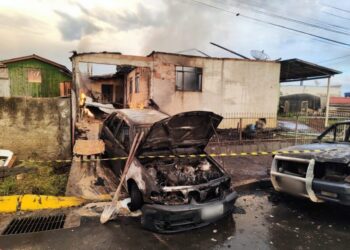 Incêndio destrói residência e veículos em Santa Cecília