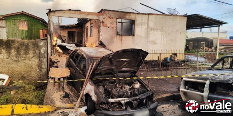 Incêndio destrói residência e veículos em Santa Cecília