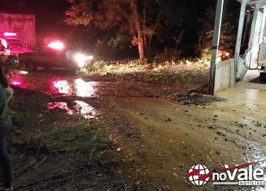 Caminhão carregado de mel tomba e motorista fica ferido no Contorno Viário de Seara