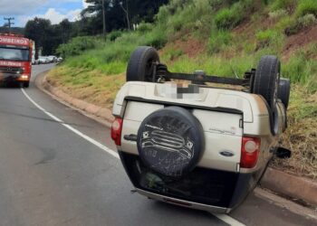 Capotamento deixa homem ferido na SC-135