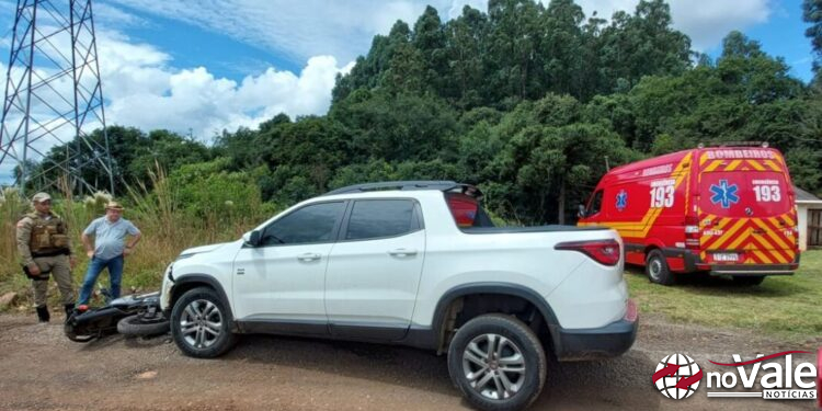 Colisão entre carro e moto deixa um ferido em Videira