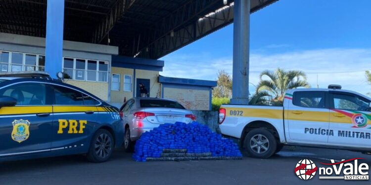 PRF e PMRv recuperam carro roubado e apreendem 300 kg de maconha em Água Doce