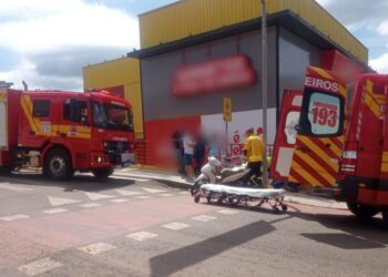 Colisão entre carro e moto deixa mulher ferida em Campos Novos