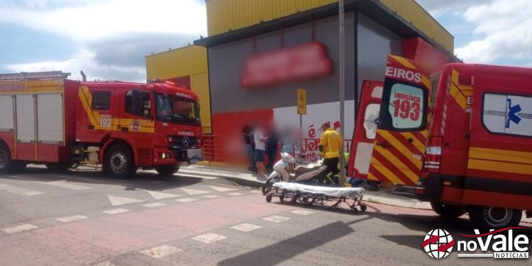 Colisão entre carro e moto deixa mulher ferida em Campos Novos