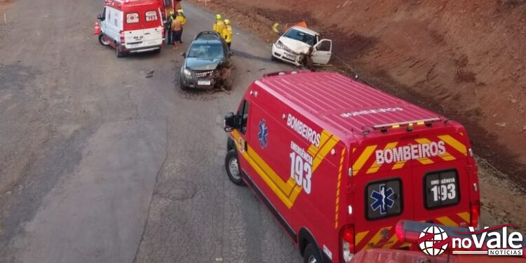 Colisão frontal entre dois veículos de passeio deixa duas pessoas feridas na SC-283