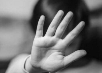 Mulher é presa pela PM por agredir filho de 10 anos