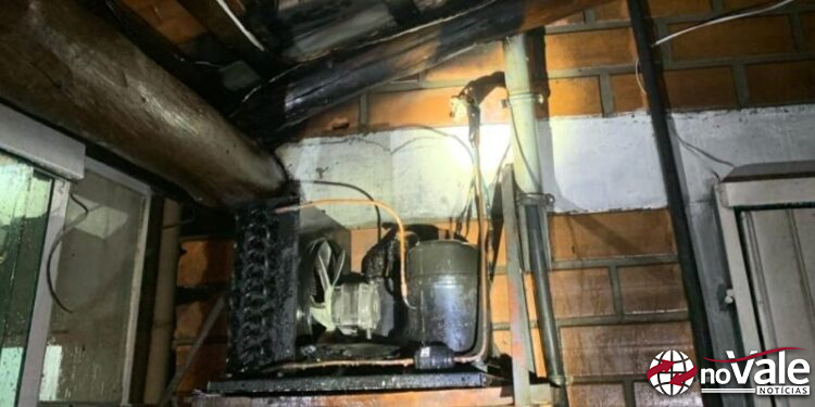 Compressor de freezer provoca incêndio em estabelecimento comercial