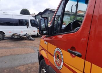 Forte colisão entre van e moto deixa motociclista ferido no Loteamento Parizotto