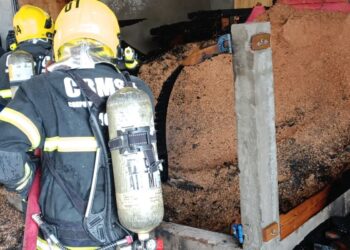 Bombeiros combatem princípio de incêndio em depósito de maravalha na região