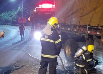 Bombeiros combatem dois incêndios em Rio das Antas na noite de sexta-feira (29)