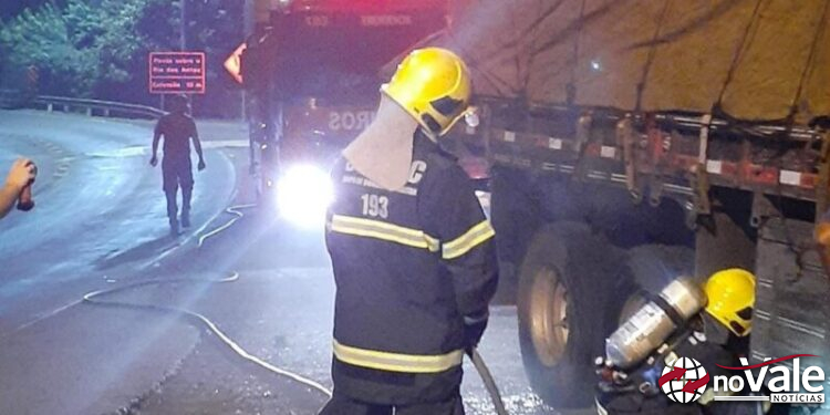 Bombeiros combatem dois incêndios em Rio das Antas na noite de sexta-feira (29)