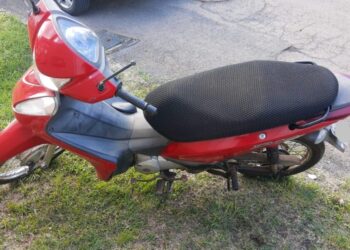 Mulher fica ferida após sofrer queda de moto em Ouro