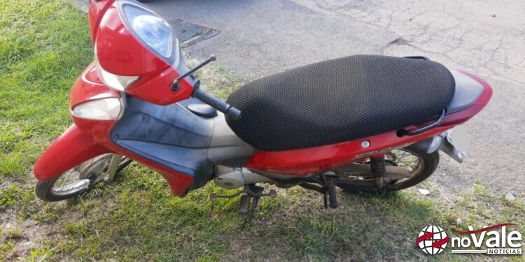 Mulher fica ferida após sofrer queda de moto em Ouro