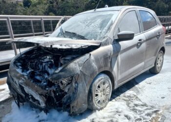Carro pega fogo na ponte Jorge Lacerda, em Joaçaba