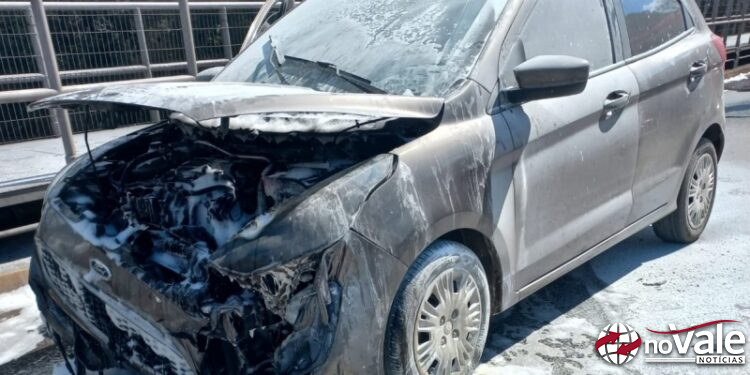Carro pega fogo na ponte Jorge Lacerda, em Joaçaba