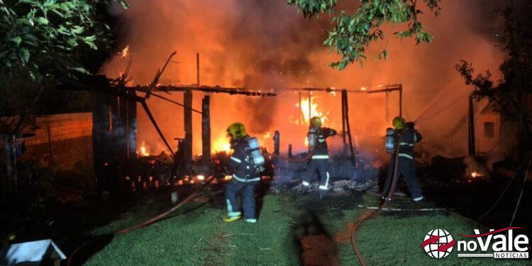 Residência fica destruída após incêndio em Fraiburgo