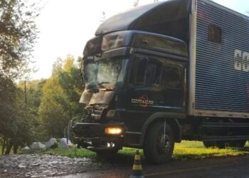 Acidente na RS-342 envolve caminhão da Banda Corpo e Alma e deixa uma pessoa morta em Três de Maio
