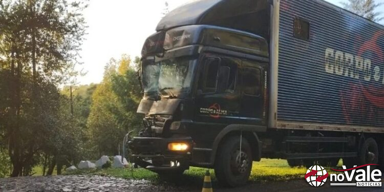 Acidente na RS-342 envolve caminhão da Banda Corpo e Alma e deixa uma pessoa morta em Três de Maio