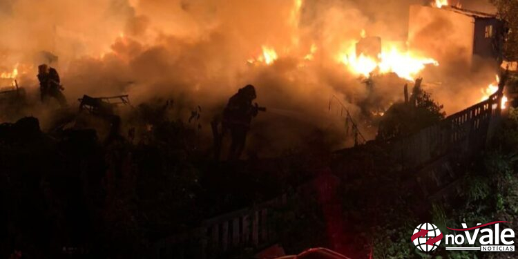 Casa fica completamente destruída em incêndio no interior de Curitibanos