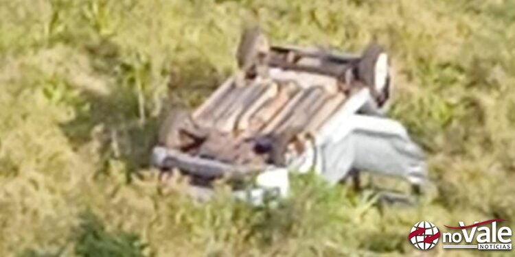 Carro cai de ribanceira de quase 100 metros no interior de Campos Novos