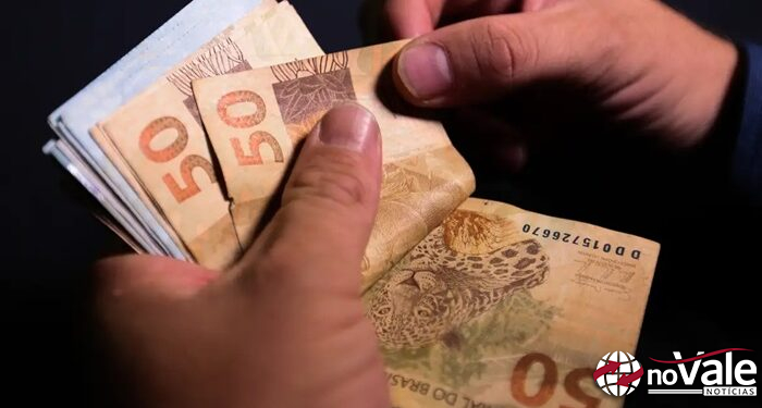 Governo prevê alta de R$ 90 no salário mínimo em 2025