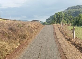 Secretaria de Obras realiza trabalhos de patrolamento, cascalhamento e britagem em estradas do interior de Ouro