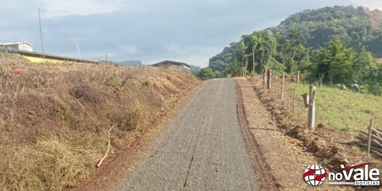 Secretaria de Obras realiza trabalhos de patrolamento, cascalhamento e britagem em estradas do interior de Ouro
