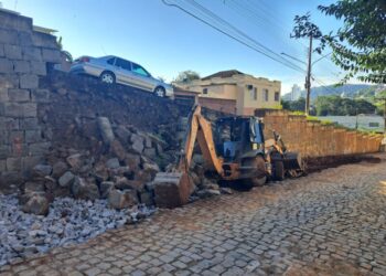 Muro cai sobre retroescavadeira em Ouro