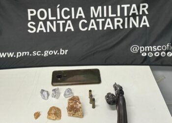 Drogas e arma de fogo são interceptadas pela Polícia Militar em Caçador