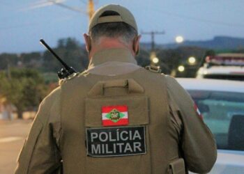 PM flagra motociclista com drogas e CNH suspensa no centro de Capinzal