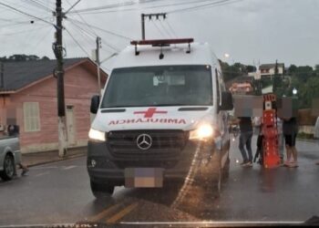 Mulher fica ferida em atropelamento no centro de Erval Velho