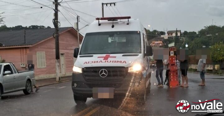Mulher fica ferida em atropelamento no centro de Erval Velho