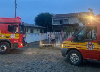 Populares controlam incêndio que atingiu residência em Santa Cecília