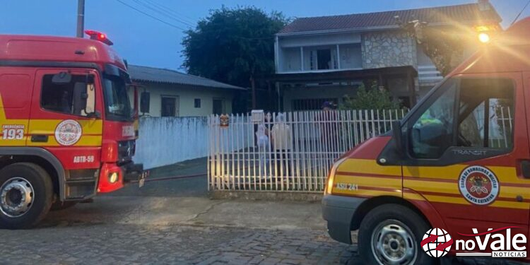 Populares controlam incêndio que atingiu residência em Santa Cecília