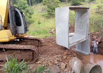 Secretaria de Obras de Ouro implanta galeria em rio na comunidade de Canhada Funda