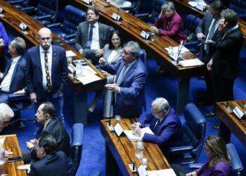 Senado aprova PEC que criminaliza posse e porte de qualquer quantidade de droga