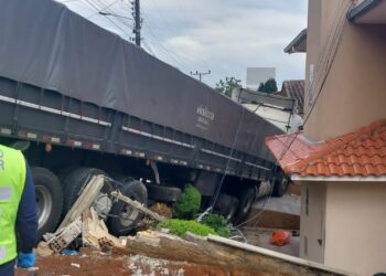 Caminhão colide contra muro de residência em Videira