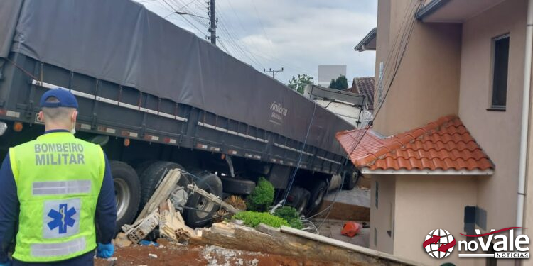 Caminhão colide contra muro de residência em Videira