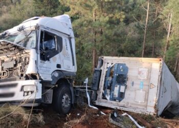 Caminhão sai da pista na SC-350 em Lebon Régis e motorista sofre ferimentos leves