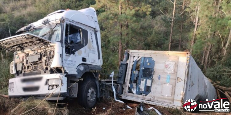 Caminhão sai da pista na SC-350 em Lebon Régis e motorista sofre ferimentos leves