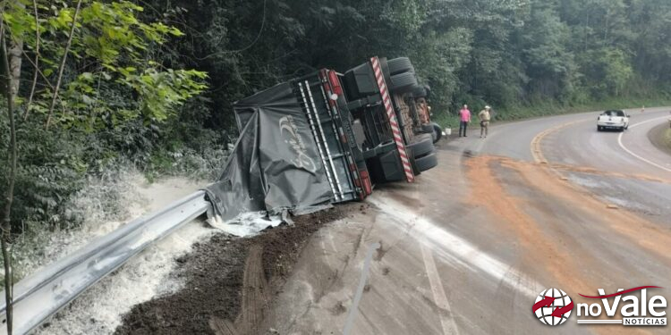 Motorista fica gravemente ferido após carreta sair da pista na SC-150 em Luzerna