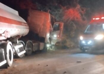 Motorista fica ferido em acidente com carreta tanque em Lebon Régis